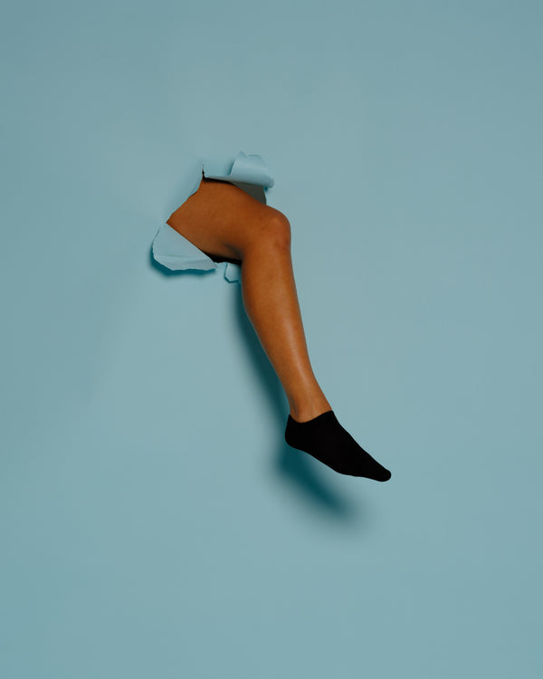 Abonera sokk på fot gjennom papir ankelsokk